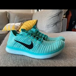 Nike free runs woman 10.5